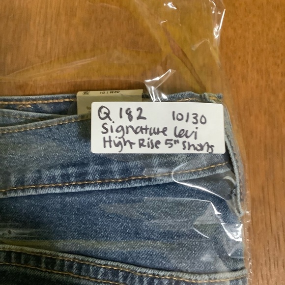 Levi’s NWT Women’s High-Rise 5” Shorts Blue Jeans Size 10 / 30 - Picture 7 of 7